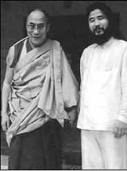 Dalaï Lama et Shoka Ashara (gaz sarin)